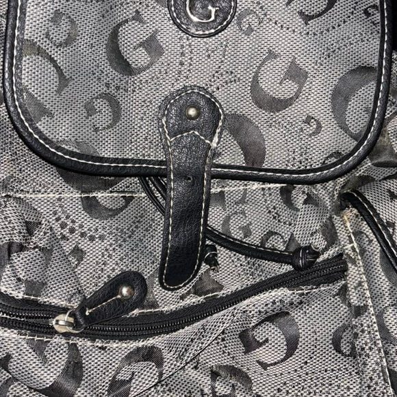 Stylish Gray Backpack with Black Accents - Picture 4 of 12